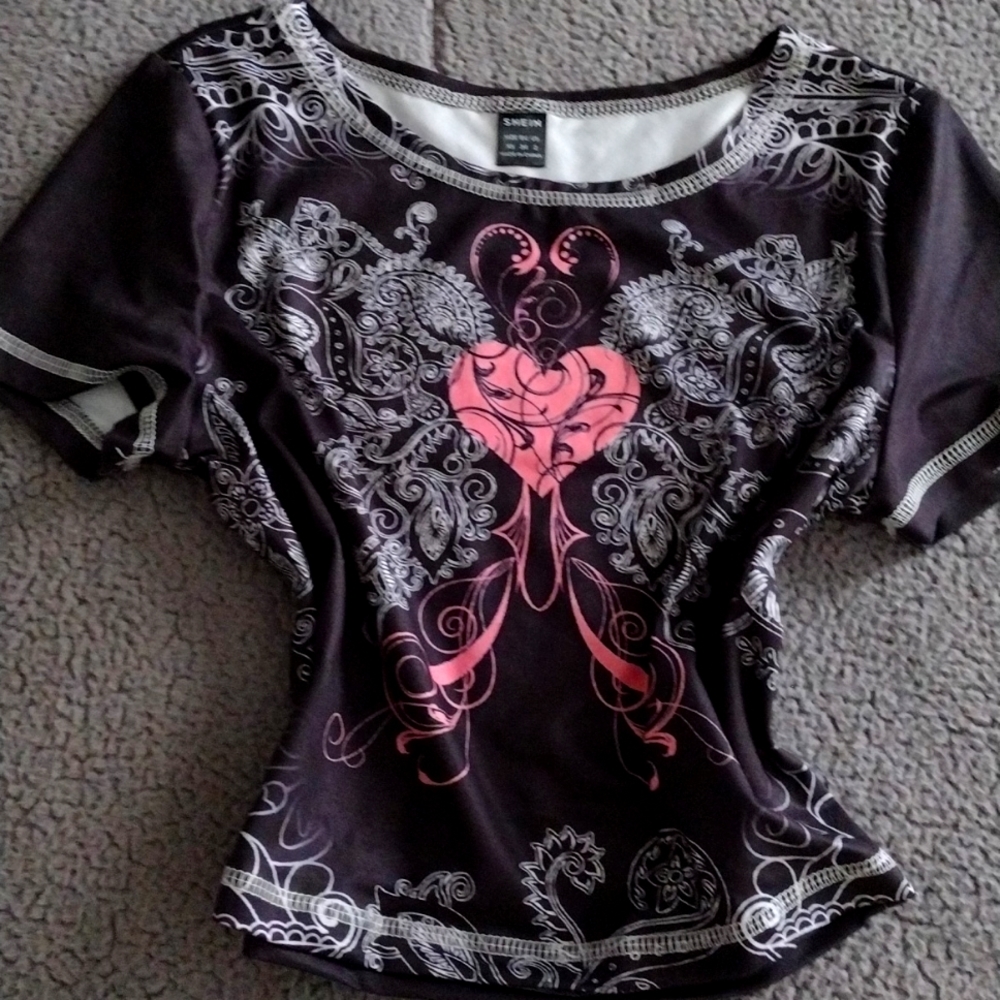 Y2K heart shirt, size xs, color is black pink white